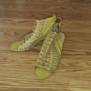 Charming Charlie Tan Tahlia Boho bohemian peep toe weaved booties heels Sz 8 NWT